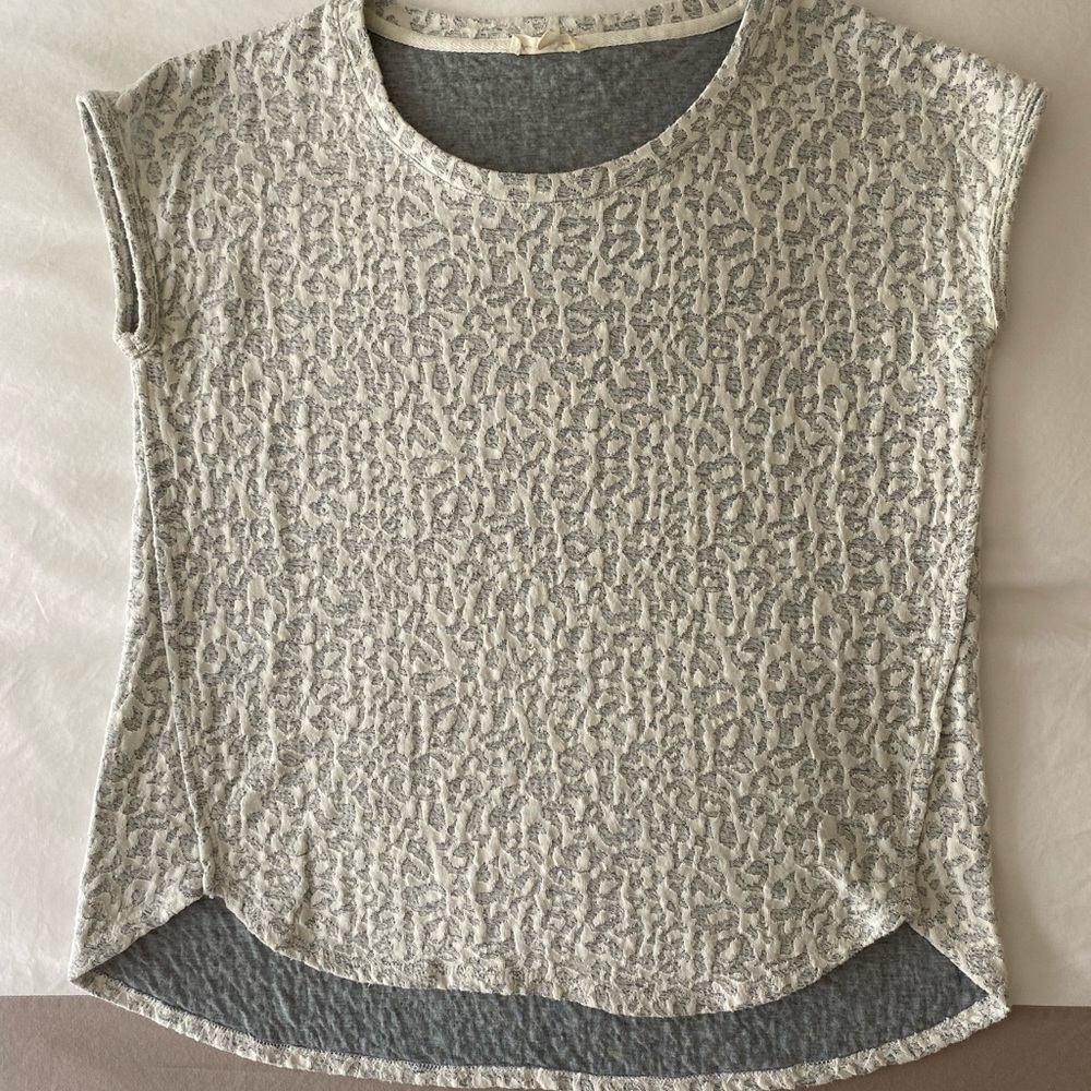 Jane and Delaney medium white/ gray texture top